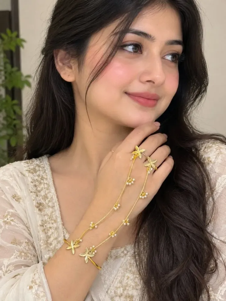 দুই ফুল-স্ট্র্যাপ ও পার্ল-লুক পুঁতির কপার হাতফুল