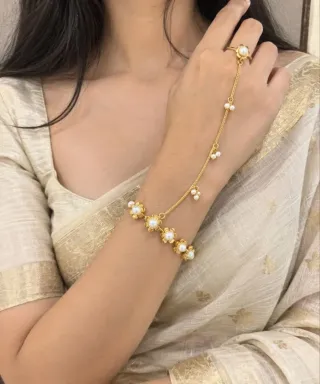 পার্ল-লুক ফুলের কাফ ও আংটিসহ কপার এক-চেইন হাতফুল - ছোট ছবি 3