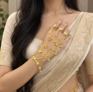 সাদা ফুলের কাফ ও সোনালি পুঁতিসহ কপার তিন-চেইনের হাতফুল - ছোট ছবি 2